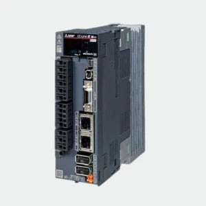 Componentes Mitsubishi para automação industrial, incluindo PLCs, servo drives, inversores e módulos industriais