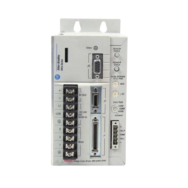 Imagem do servo drive Allen-Bradley 1398-DDM-019, destacando suas capacidades e uso em automação e controle industrial.