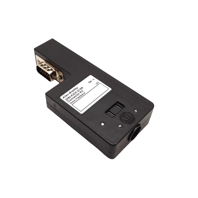 Conector Allen-Bradley para feedback de motor com design de baixo perfil e construção industrial robusta.