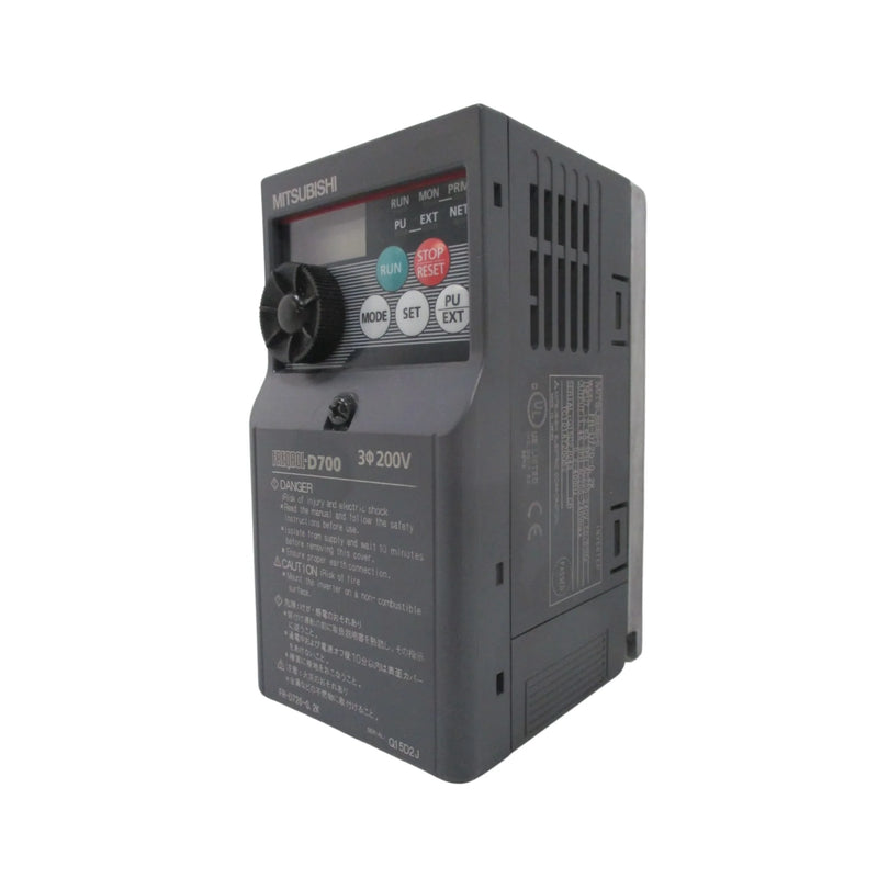 Inversor Mitsubishi FR-D720-0.2K, 0,2 kW, entrada monofásica 200V para controle de motor compacto e eficiente.